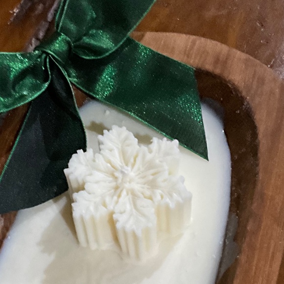 Hand Carved Wood Dough Bowl 3 Wick Vanilla, Caramel & Spice Snowflake Soy Candle - Picture 4 of 7